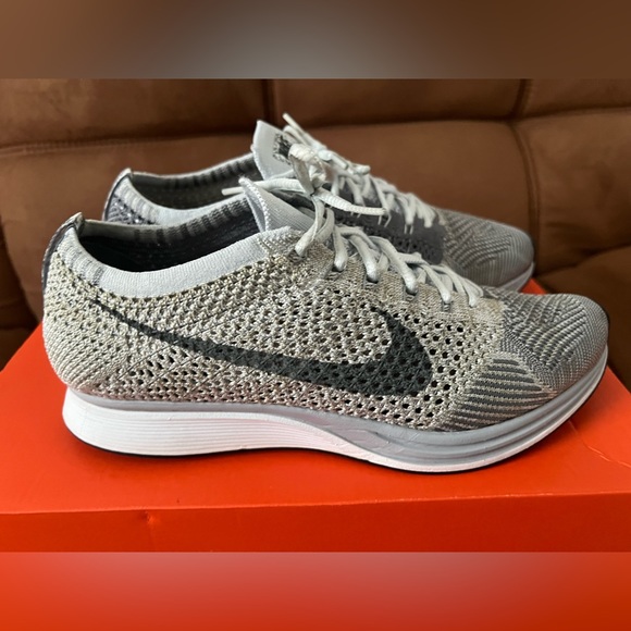 Nike Flynit Racers - Picture 2 of 6